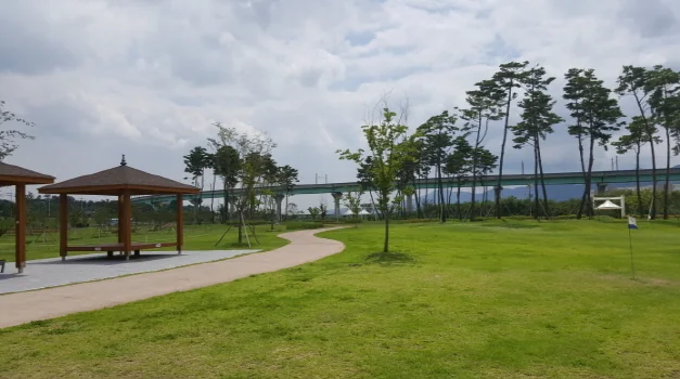 양산 가산수변공원 파크골프장 잔디 코스와 정자 전경